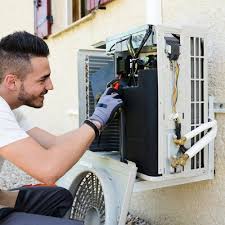 Técnico instalando aire acondicionado
